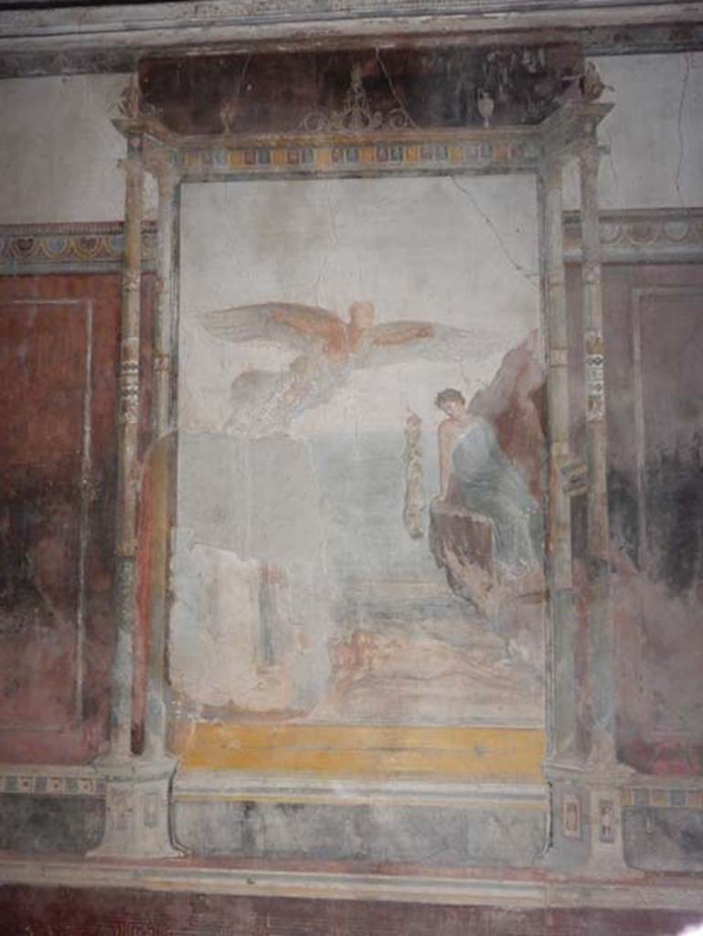 VIII.1.a, Pompeii. May 2018. South wall of oecus A, central wall painting of Fall of Icarus.
Photo courtesy of Buzz Ferebee.

