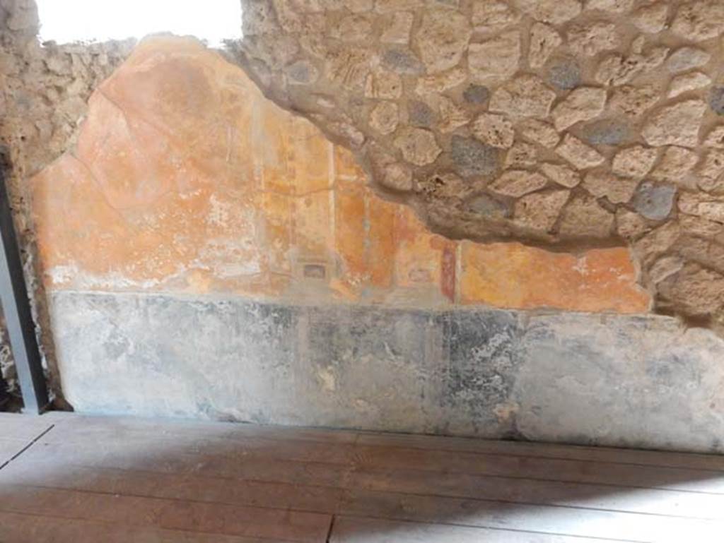 VIII.1.a, Pompeii. May 2018. South wall of vestibule of oecus A, with doorway to cubiculum B, on left. Photo courtesy of Buzz Ferebee.
