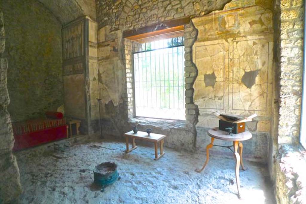 VIII.1.a, Pompeii. June 2017. Cubiculum B, looking towards south wall. Photo courtesy of Michael Binns.

