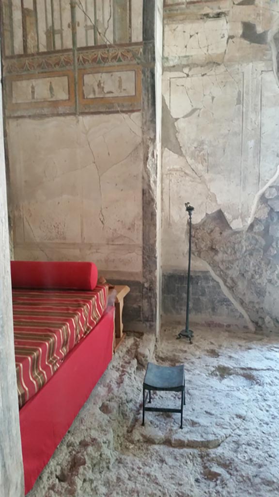 VIII.1.a, Pompeii. 2016/2017
Cubiculum B, looking south across bed recess from doorway in north-east corner, towards south side of bed recess.
Photo courtesy of Giuseppe Ciaramella.
