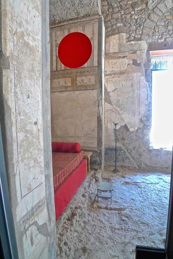 VIII.1.a, Pompeii. June 2017. 
Cubiculum B, looking south across bed recess from doorway in north-east corner, towards south side of bed recess.
Photo courtesy of Michael Binns.
Note: the large red circle is fixed to the glass across the doorway, presumably to stop people walking into the glass !
