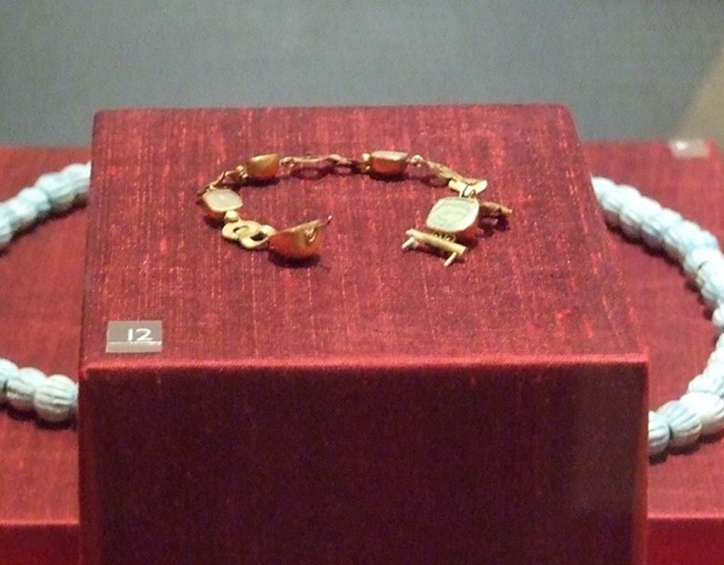 VIII.1.a Pompeii.  Gold and glass bracelet. SAP 7655.
Photographed at “A Day in Pompeii” exhibition at Melbourne Museum.  September 2009.
