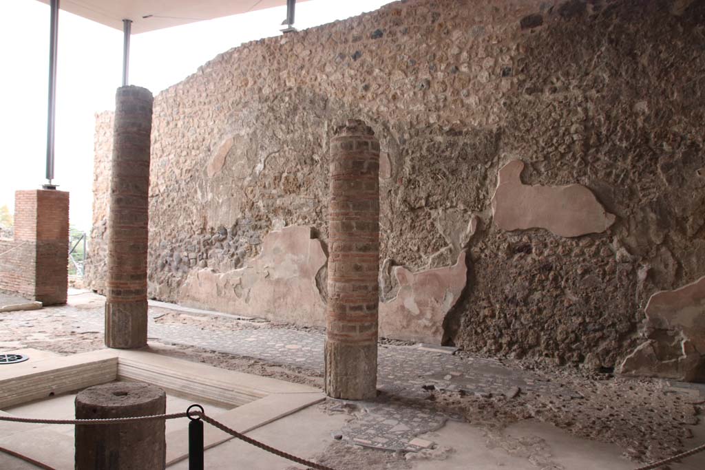 VIII.2.1 Pompeii. October 2020. Looking south-west across atrium, towards part of west wall of tablinum, and corridor leading to peristyle, on left.
The west wall of the atrium has some remaining wall decoration. Photo courtesy of Klaus Heese.

