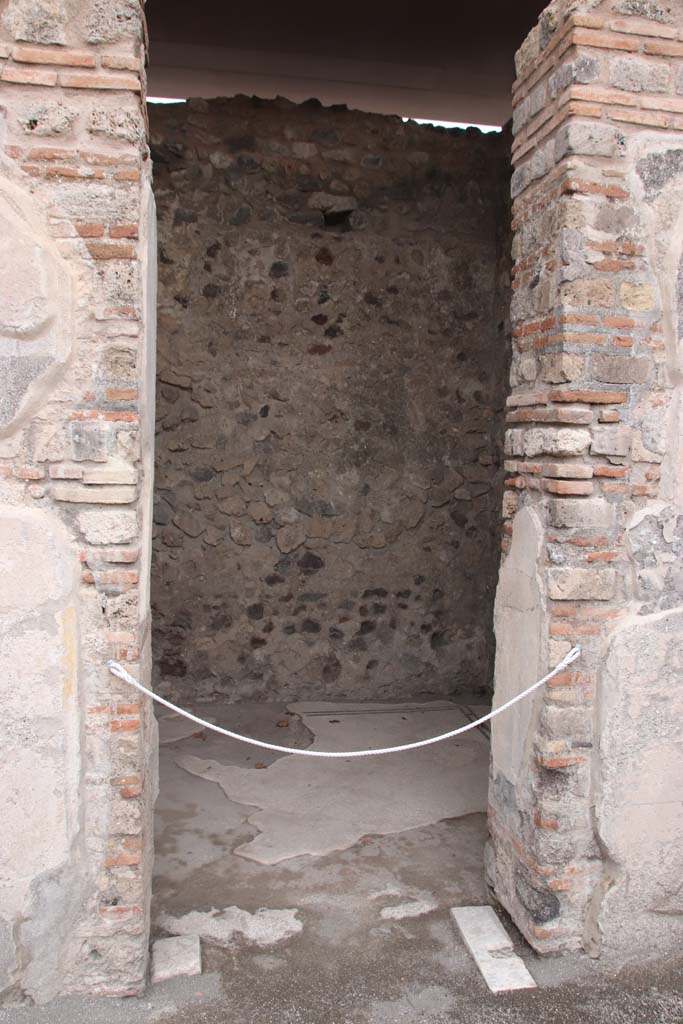VIII.2.3 Pompeii. October 2020. Doorway to cubiculum on east of entrance corridor.
Photo courtesy of Klaus Heese.
