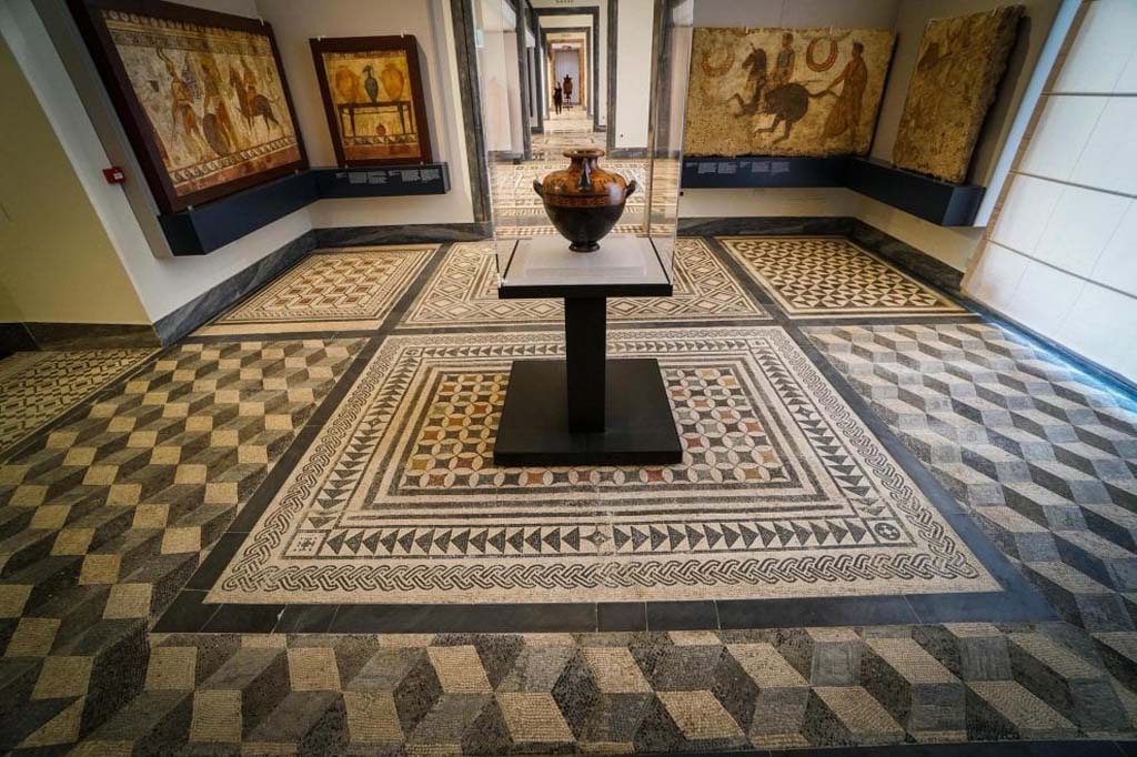 VIII.2.3 Pompeii. Mosaic in centre of floor, according to Zahn it is from VIII.2.3. 
Mosaic floor, now in Naples Museum. 
