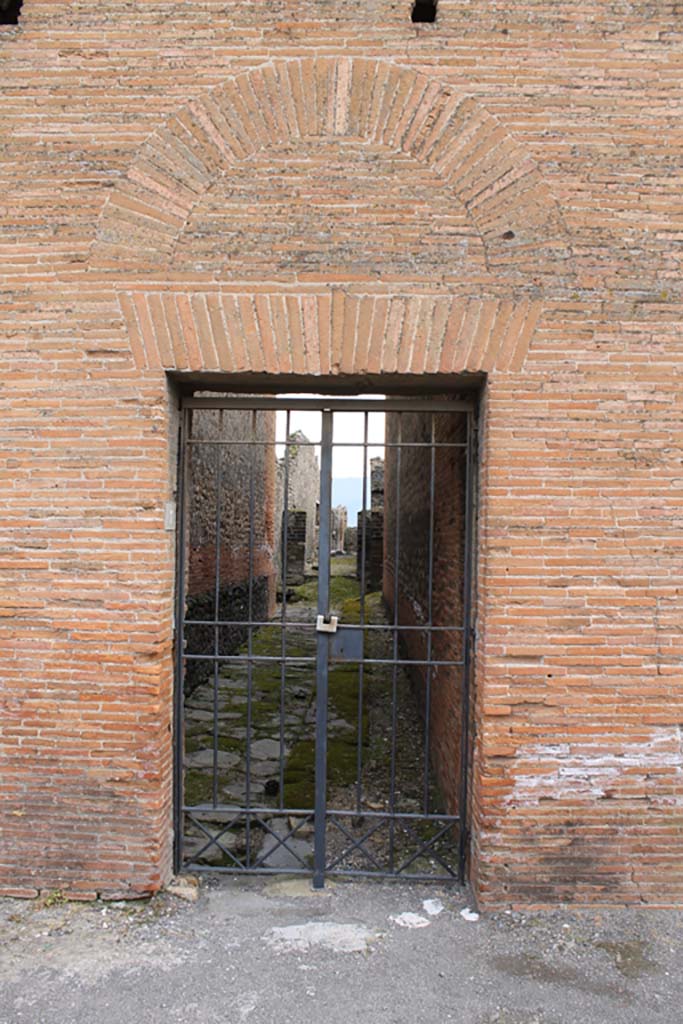 VIII.2.7 Pompeii. March 2014. Looking south through entrance doorway.
Foto Annette Haug, ERC Grant 681269 DÉCOR.

