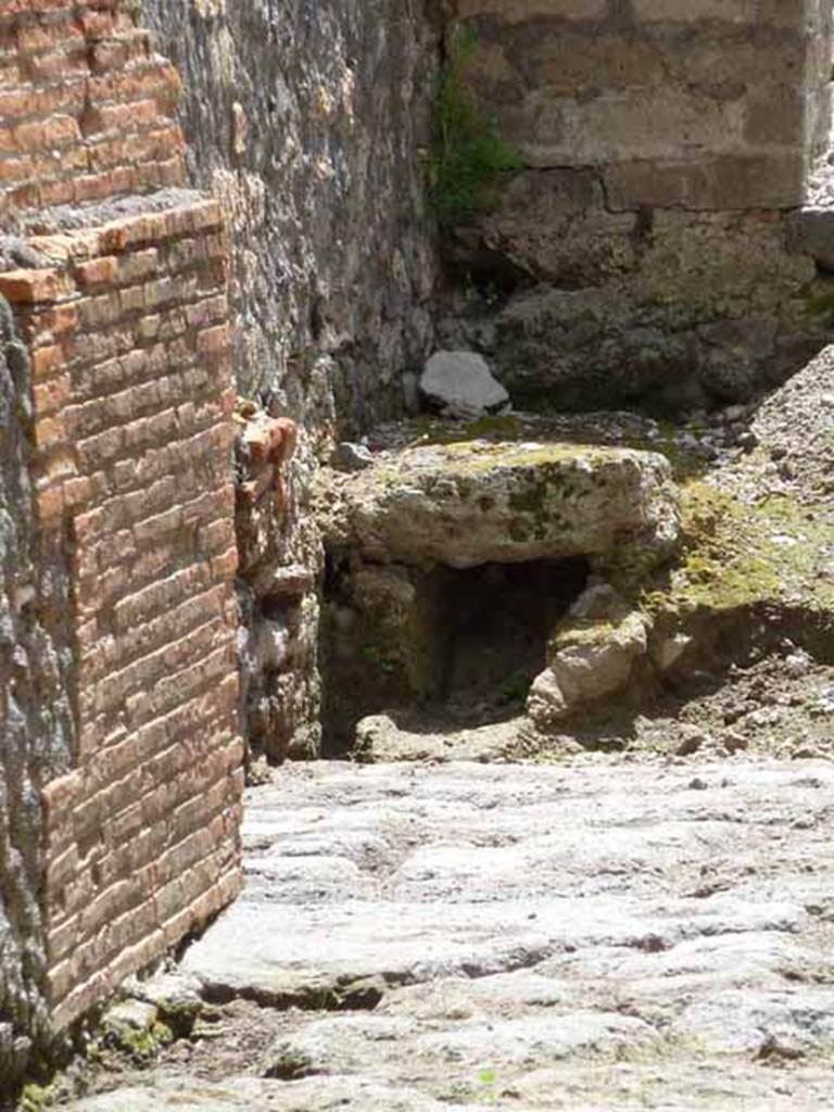 VIII.2.7 Pompeii. May 2010. Structure at end of passageway or Vicolo del Foro. Drain?