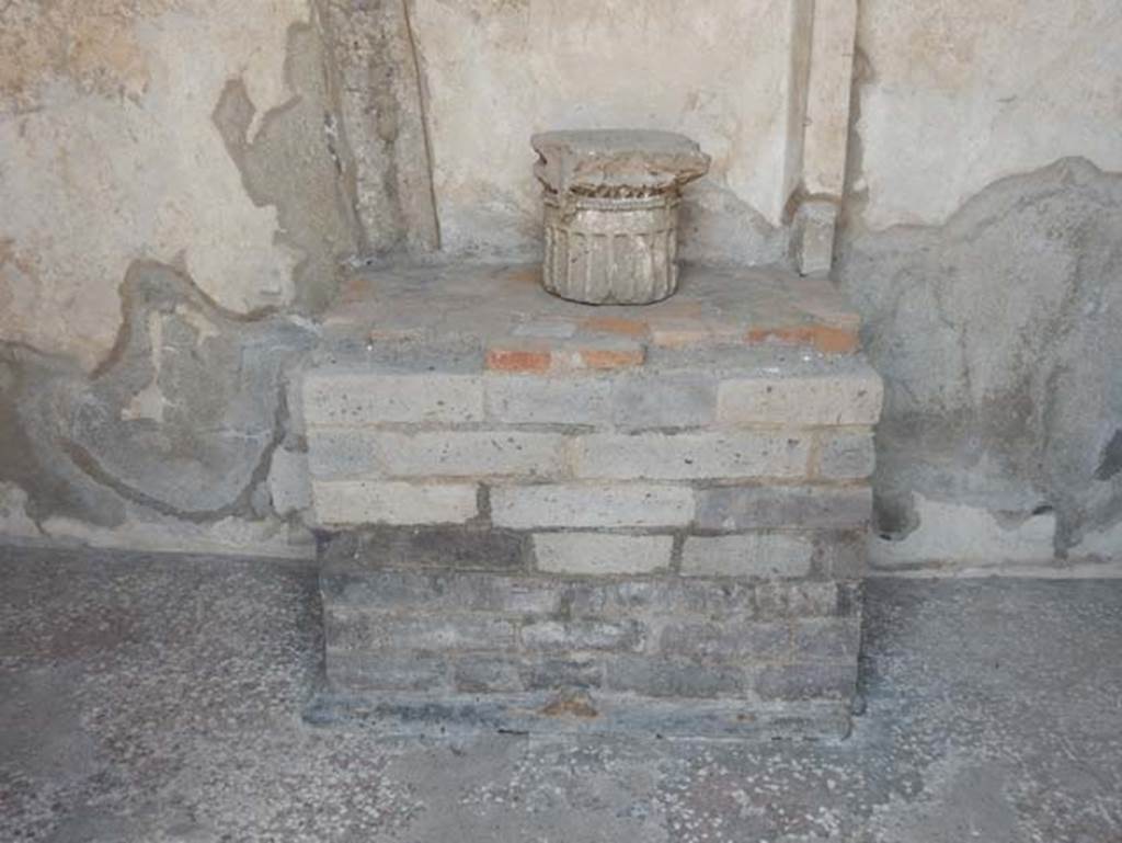 VIII.2.16 Pompeii. September 2019. Detail of flooring in room with household shrine.
Foto Annette Haug, ERC Grant 681269 DÉCOR.

