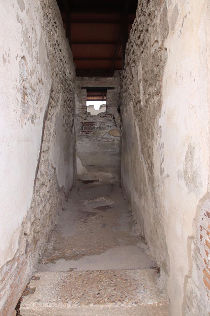 VIII.2.22 Pompeii. October 2020. Looking south into area of steps to upper floor.
Photo courtesy of Klaus Heese.
