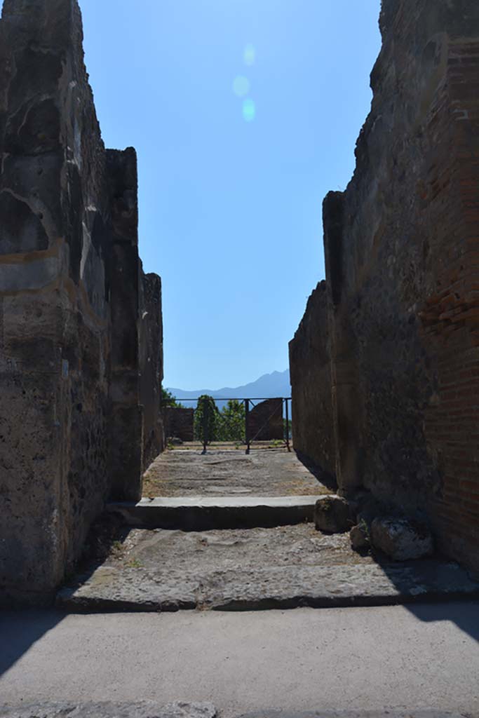 VIII.2.34 Pompeii. September 2019. 
Looking south to entrance vestibule and entrance corridor.
Foto Annette Haug, ERC Grant 681269 DÉCOR.
