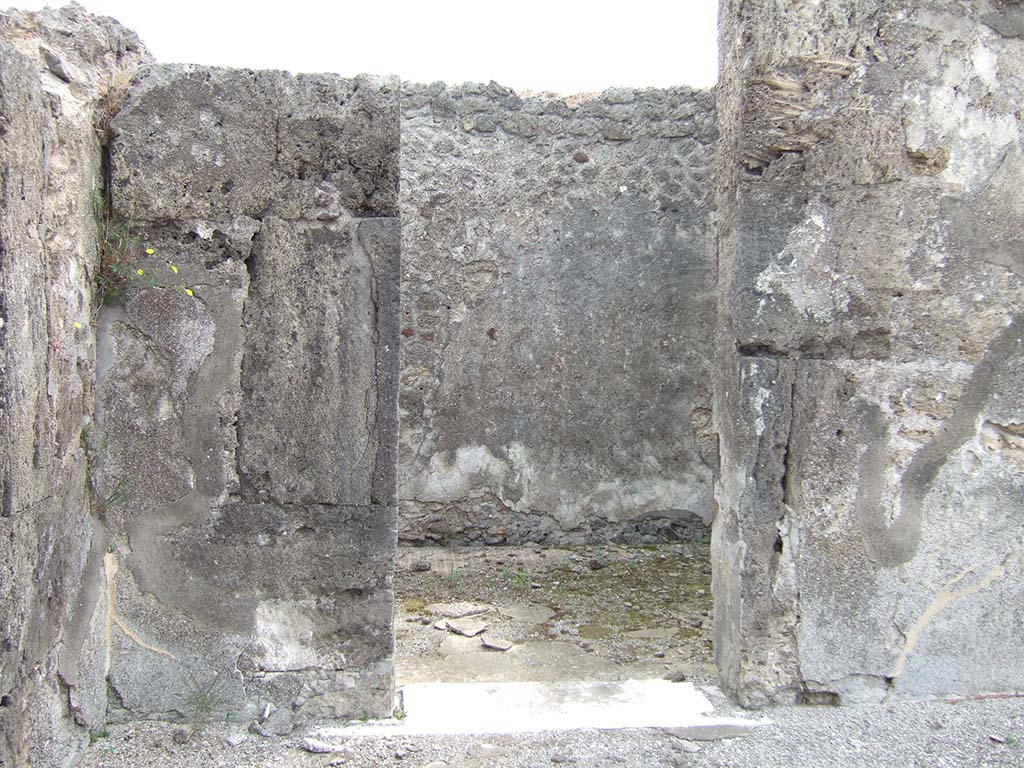 VIII.2.34 Pompeii. May 2006. Doorway to cubiculum ‘e’, in north-east corner of atrium, looking east.