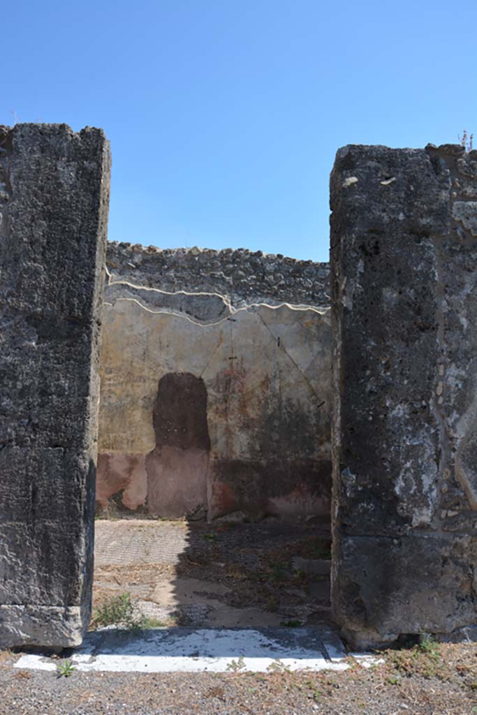 VIII.2.34 Pompeii. September 2019. Looking east through doorway to cubiculum ‘g’.
Foto Annette Haug, ERC Grant 681269 DÉCOR.
