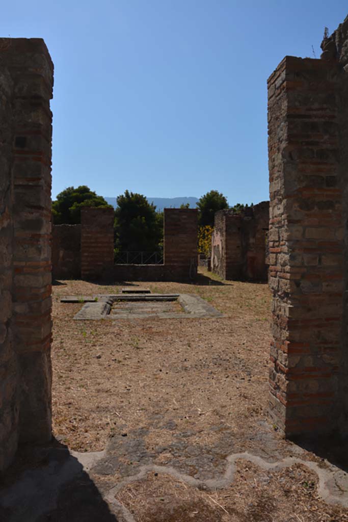 VIII.2.39 Pompeii. September 2019. Looking south across room b, atrium, from room a, fauces.
Foto Annette Haug, ERC Grant 681269 DÉCOR.
