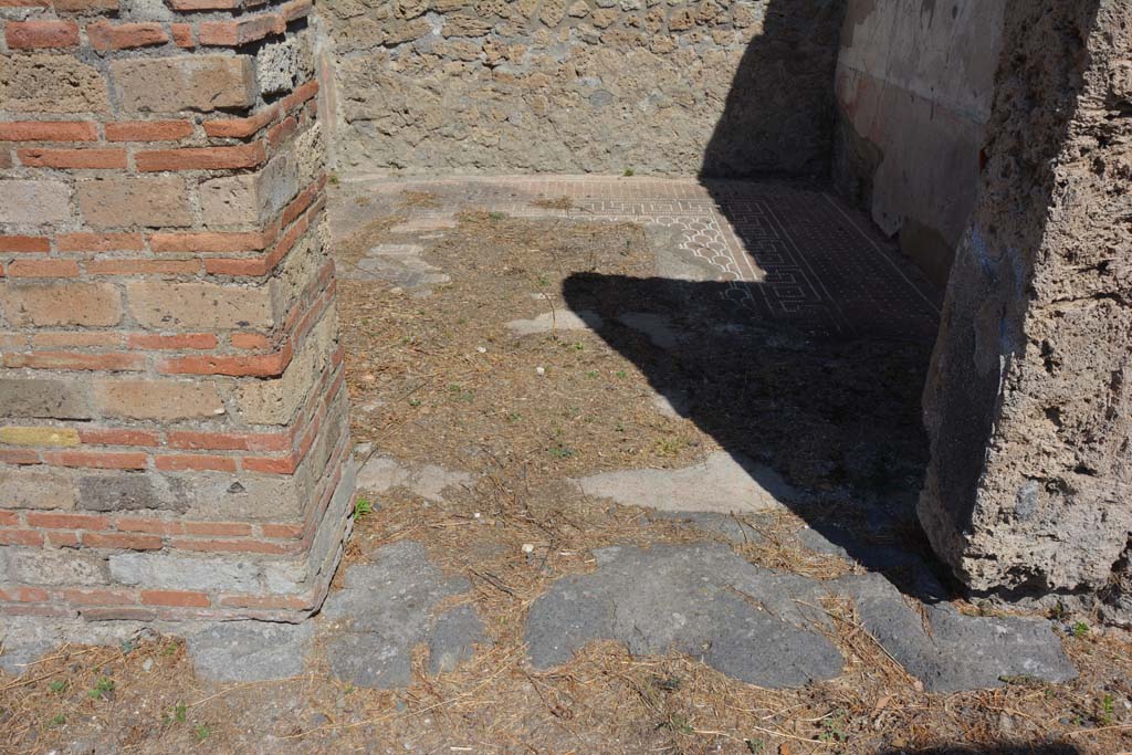 VIII.2.39 Pompeii. September 2019. Doorway threshold, looking north into room c.
Foto Annette Haug, ERC Grant 681269 DÉCOR
