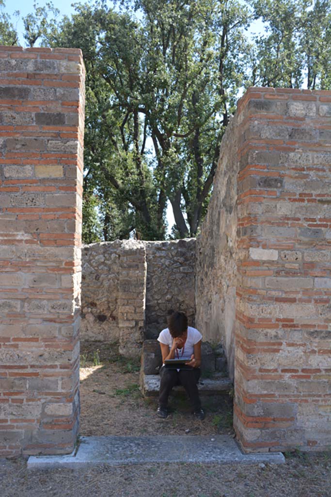 VIII.2.39 Pompeii. September 2019. Doorway to room e, on east side of atrium.
Foto Annette Haug, ERC Grant 681269 DÉCOR
