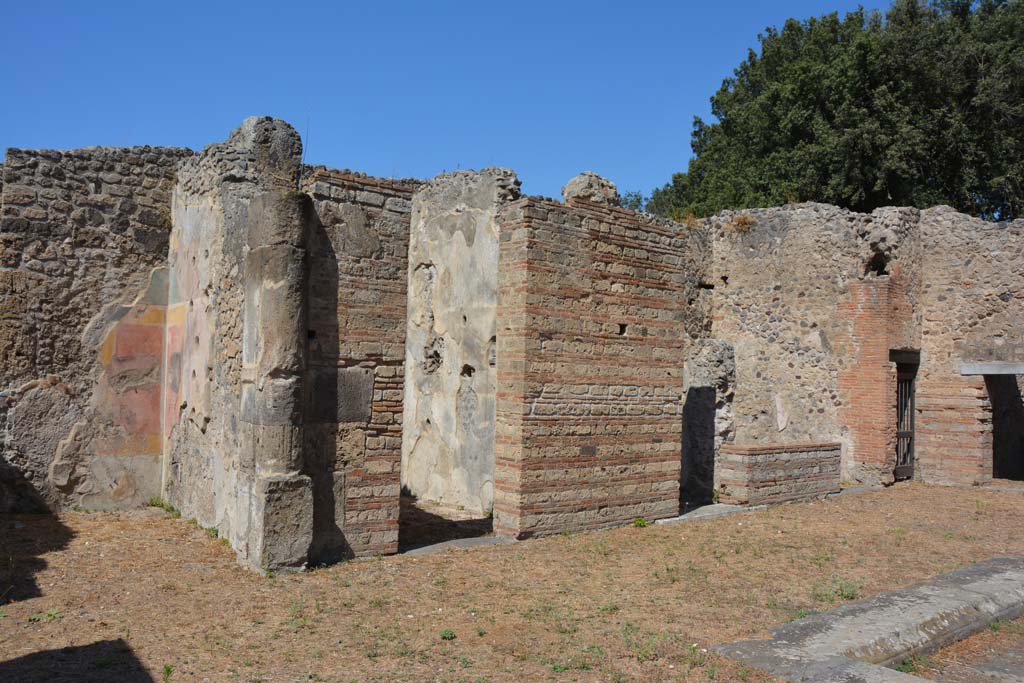 VIII.2.39 Pompeii. September 2019. 
Looking north along west side of atrium, ala h, on left, followed by doorways to rooms k. l (L), m, n and d.
Foto Annette Haug, ERC Grant 681269 DÉCOR
