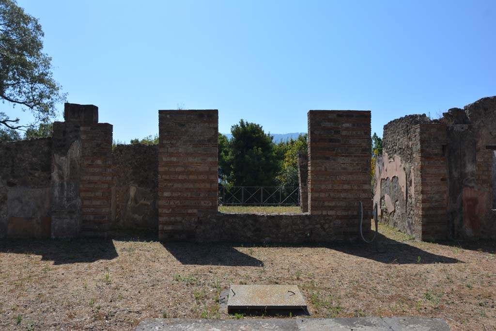 VIII.2.39 Pompeii. September 2019. Looking south across atrium towards tablinum r, in centre, and corridor q to rear, on right.
Foto Annette Haug, ERC Grant 681269 DÉCOR
