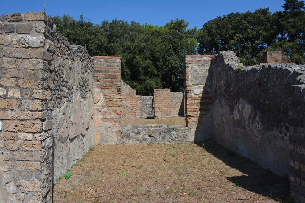 VIII.2.39 Pompeii. September 2019. Looking north through tablinum window towards atrium, and across to entrance doorway.
Foto Annette Haug, ERC Grant 681269 DÉCOR
