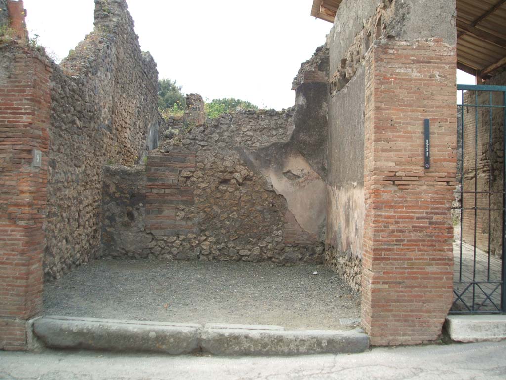 VIII.3.9 Pompeii. May 2005. Entrance, looking south. On the south rear wall can be seen the site of the stairs to the upper floor.