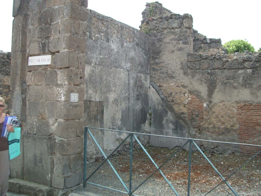VIII.3.11 Pompeii. May 2005. Entrance, east wall.