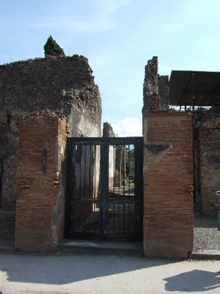 VIII.4.4 Pompeii.  September 2004. Entrance. In June 1855, painted graffiti was found on the pilaster on the right of the entrance, between VIII.4.5 and 4.

Capellam
d(uum)v(irum)  i(ure)  d(icundo)  o(ro)  v(os)  f(aciatis)   [CIL IV 729]

L(ucium)  C(eium)  S(ecundum)  II vir(um)
(......)  
facit   [CIL IV 780]

Postumium   [CIL IV 781]

L(ucium)  C(eium)  S(ecundum)    [CIL IV 781a]

See Pagano, M. and Prisciandaro, R., 2006. Studio sulle provenienze degli oggetti rinvenuti negli scavi borbonici del regno di Napoli. Naples, Nicola Longobardi.  (p.173)


