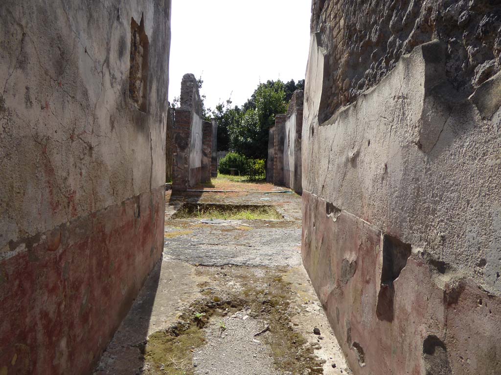 VIII.4.4 Pompeii. September 2015. Looking south through fauces/entrance corridor, across atrium, through tablinum, to peristyle.
Foto Annette Haug, ERC Grant 681269 DÉCOR.
