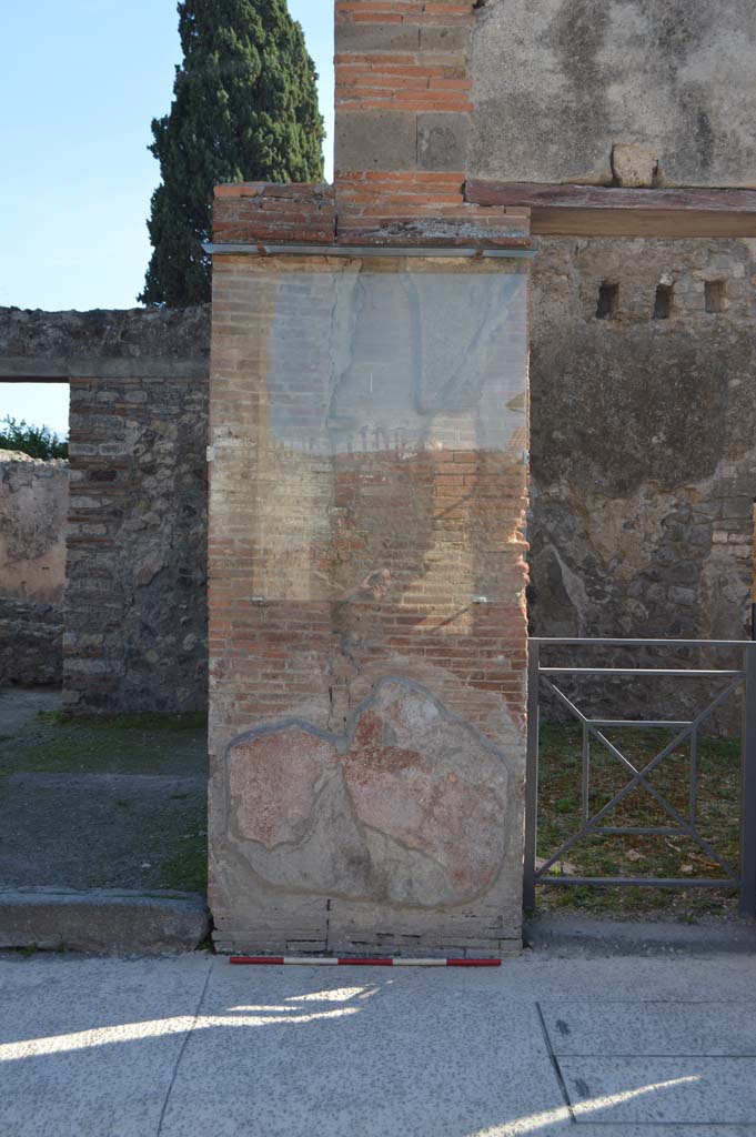 VIII.4.7 Pompeii, on left, with VII.4.6, on right. October 2017. 
Pilaster between two doorway entrances, with graffiti, see also VIII.4.6.
Foto Taylor Lauritsen, ERC Grant 681269 DCOR.
