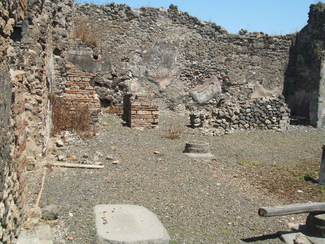 VIII.4.9 from VIII.4.8 Pompeii. May 2005. Looking across atrium with remains of impluvium.