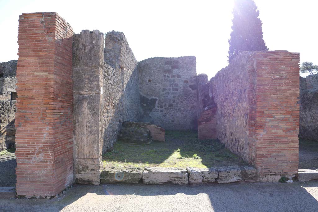 VIII.4.11, Pompeii. December 2018. Looking south to entrance doorway. Photo courtesy of Aude Durand.

