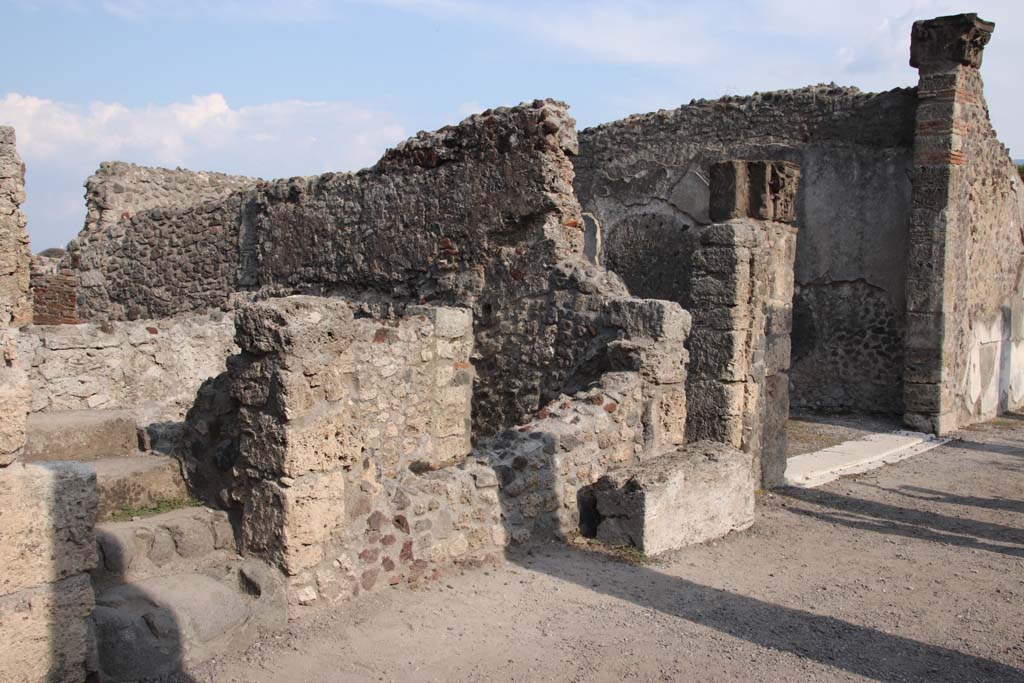 VIII.4.15 Pompeii. September 2021. Looking south along east portico. Photo courtesy of Klaus Heese.