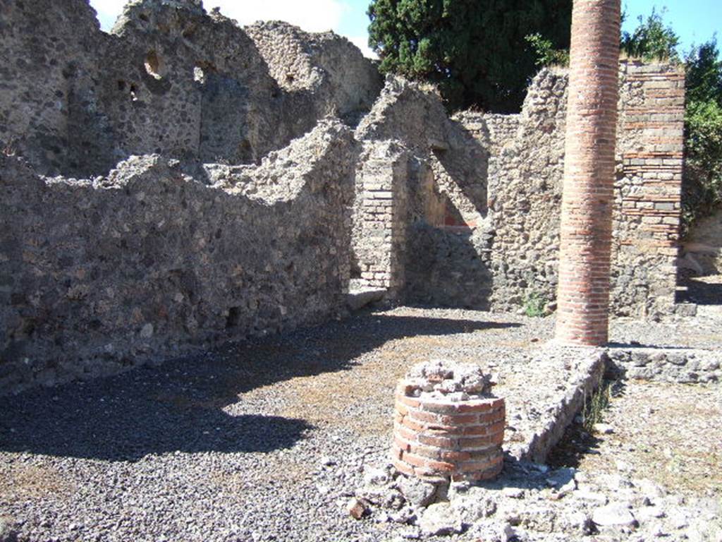 VIII.4.34 Pompeii. September 2005. West side of atrium. The door in the west wall leads to the kitchen and latrine. The window overlooking the atrium is from the cubiculum on the left of the tablinum.
