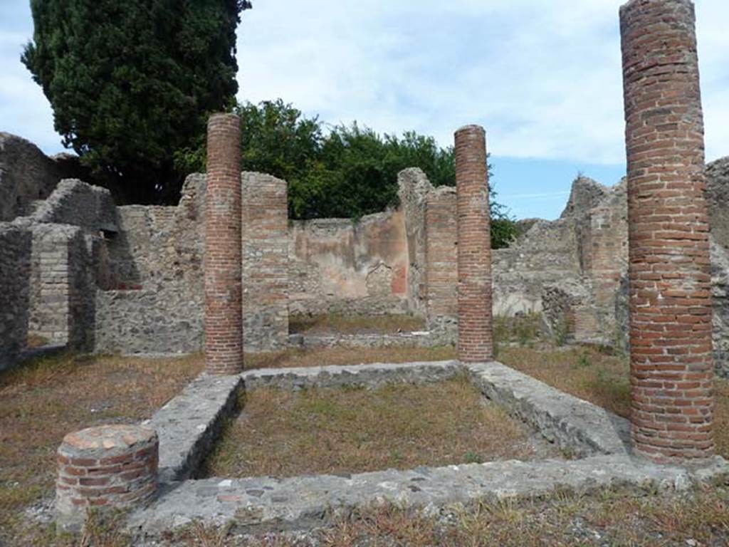 VIII.4.34 Pompeii, September 2015. Looking north across tetrastyle atrium towards the tablinum, at its rear.
