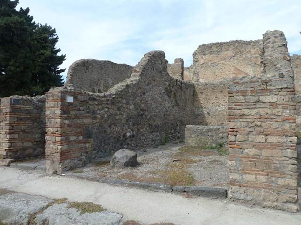 VIII.4.37 Pompeii, on left and VIII.4.36, in centre. September 2015. Looking north to entrance doorways on north side of Via del Tempio dIside.