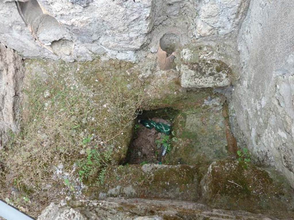 VIII.4.37 Pompeii. September 2015. Latrine, with remains of terracotta pipe from upper floor.
According to Hobson, this was a latrine with two down pipes and an upper storey latrine.
See Hobson, B. 2009. Pompeii, Latrines and Down Pipes. Oxford, Hadrian Books, p. 448.
See Eschebach, L., 1993. Gebudeverzeichnis und Stadtplan der antiken Stadt Pompeji. Kln: Bhlau. (p.376-7)
