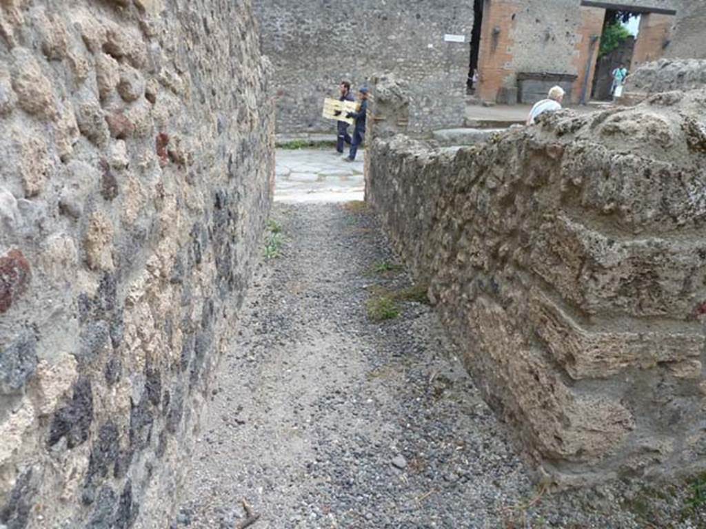 VIII.4.37 Pompeii. September 2015. Entrance corridor leading south to Via del Tempio dIside.

