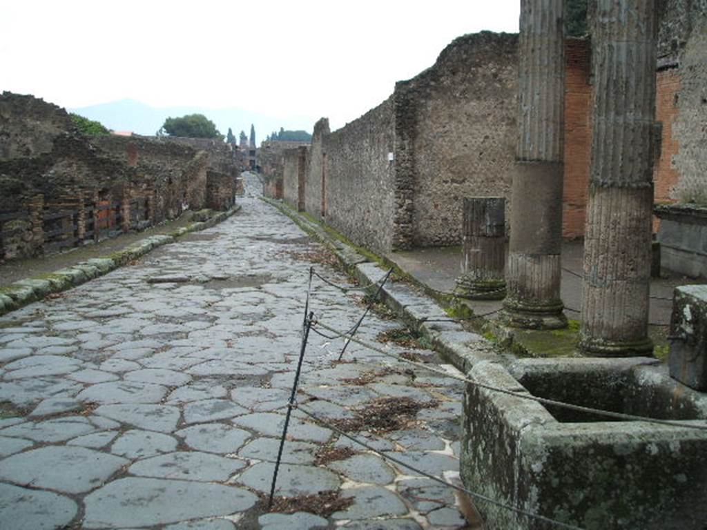 VIII.4.39 Pompeii. December 2005. Via del Tempio dIside from entrance to Triangular Forum at VIII.7