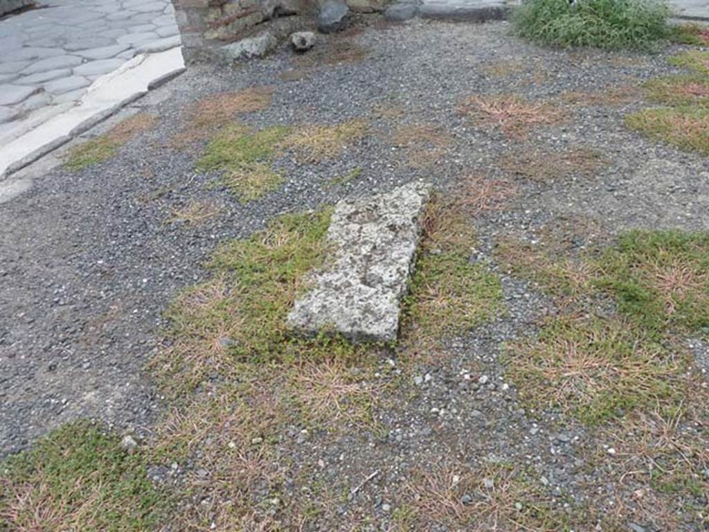 VIII.4.40 Pompeii. September 2015. Floor near doorway on west side.