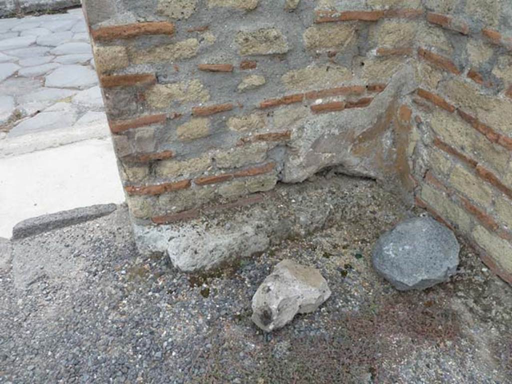 VIII.4.40a Pompeii. September 2015. South-west corner, on west side of doorway of VIII.4.40a.