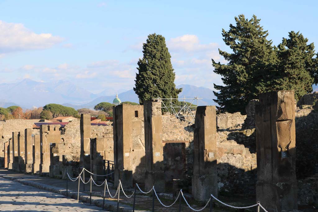 Via dellAbbondanza, Pompeii, south side. December 2018. 
Looking south-east along Insula VIII.5, with VIII.5.3, on right. Photo courtesy of Aude Durand.

