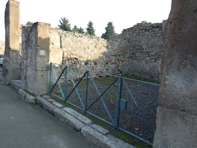 VIII.5.8 Pompeii. Shop. December 2007. Entrance.