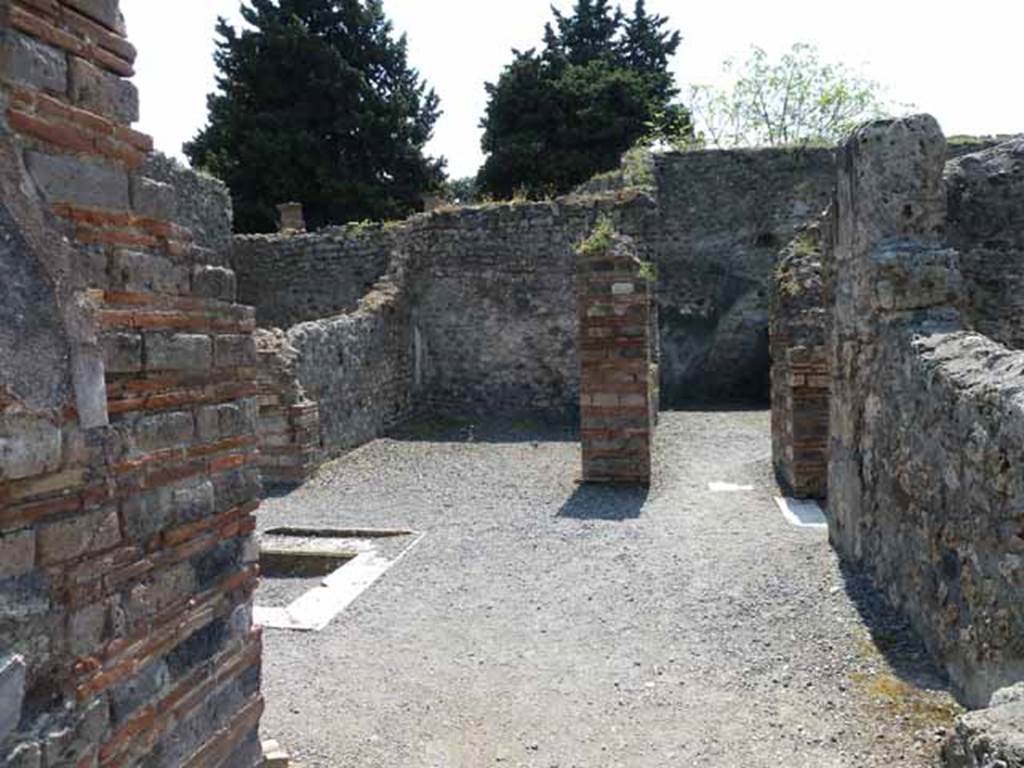 VIII.5.24 Pompeii. May 2010. Room 1, atrium, looking south towards doorways to rooms  2 and 7, from end of entrance corridor.