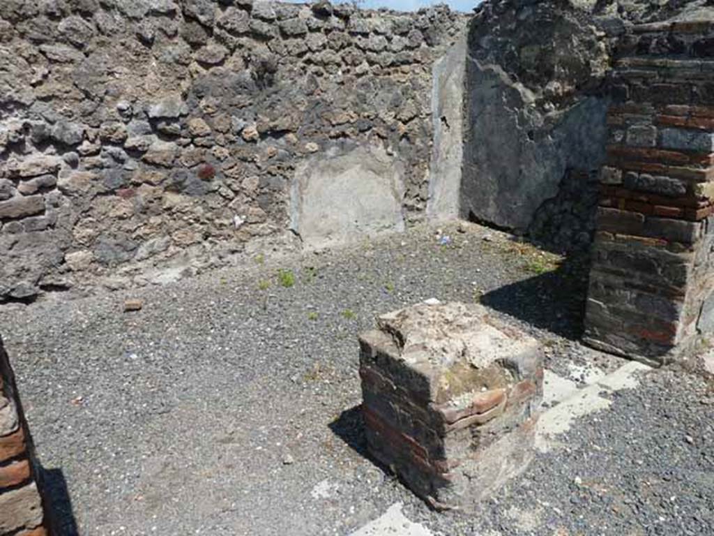 VIII.5.24 Pompeii. May 2010. Doorways to rooms 5 and 4, cubicula, looking north.