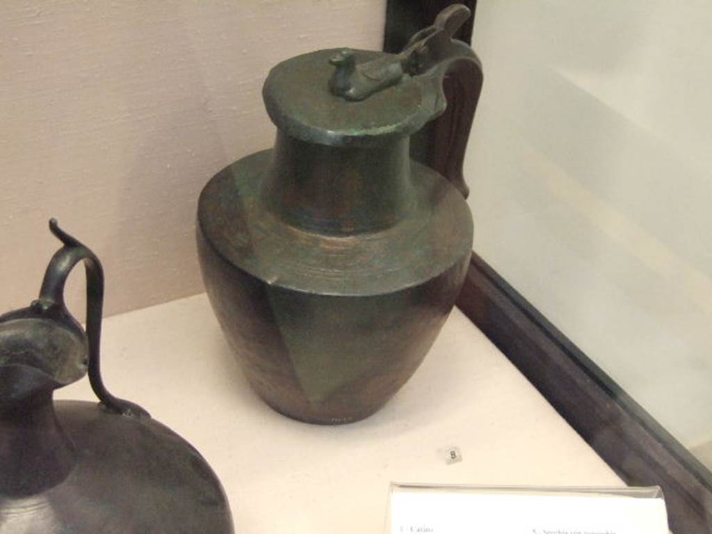 VIII.5.24 Pompeii. Brocca con coperchio (covered jug) found in atrium. 
Now in Naples Archaeological Museum. Inventory number 116191.
