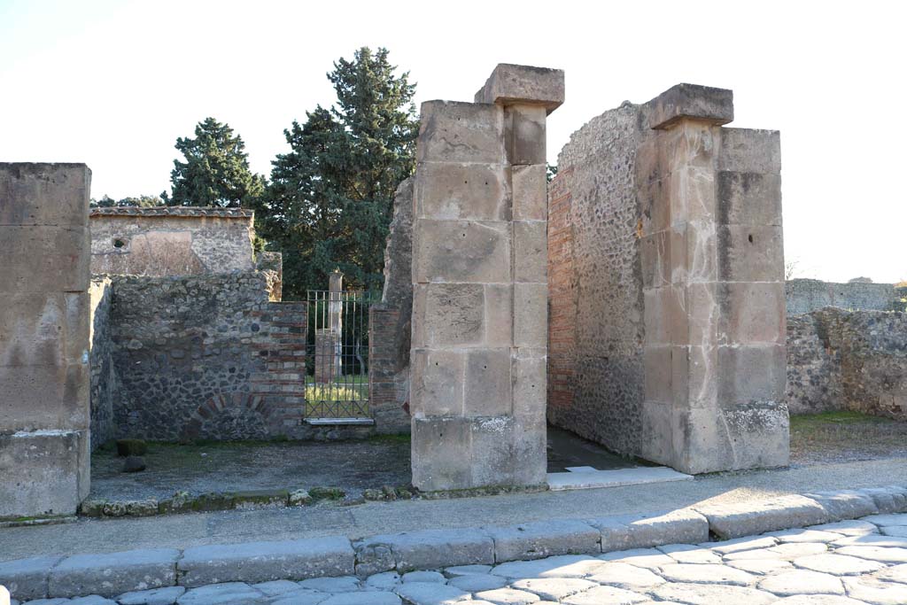 VIII.5.29 Pompeii, on left, and VIII.5.28, December 2018. 
Looking south to entrance doorways on Via dell’Abbondanza. Photo courtesy of Aude Durand.


