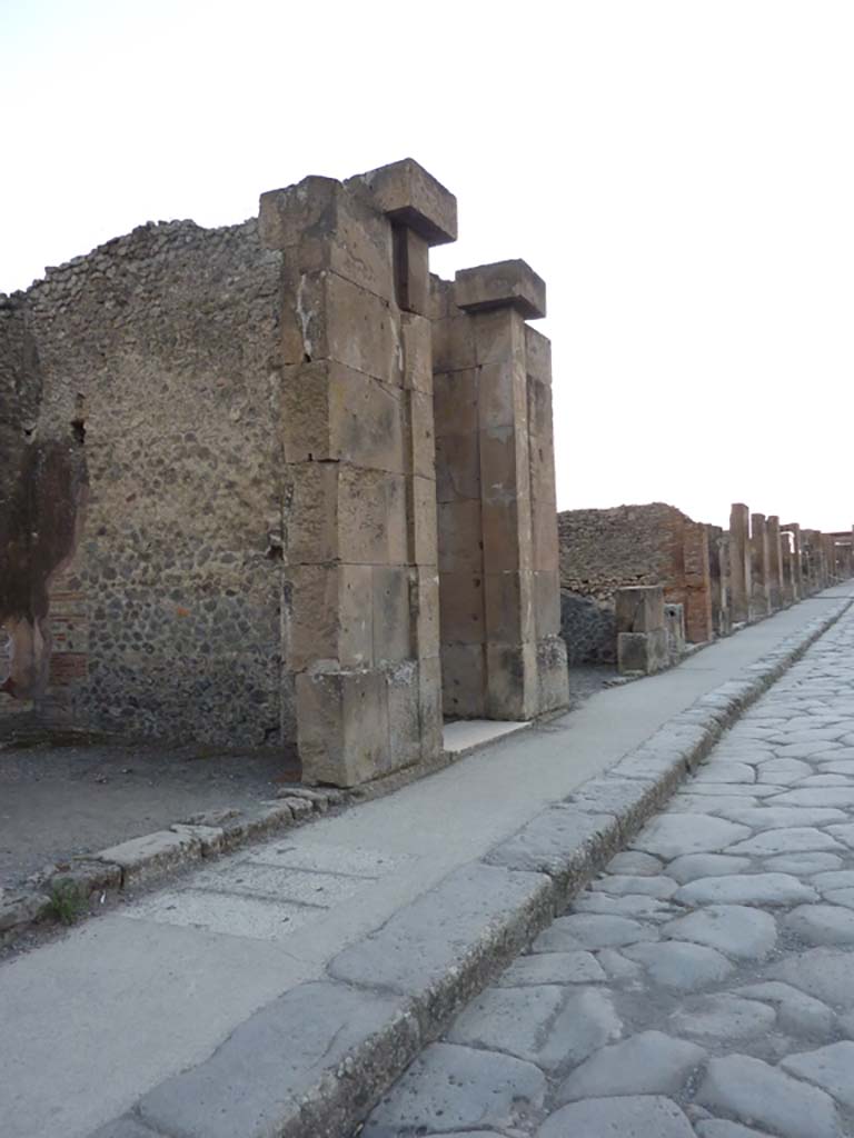 VIII.5.28 Pompeii. October 2014. 
Looking south-west along south side of Via dell’Abbondanza, from VIII.5.29, followed by II.5.28.
Foto Annette Haug, ERC Grant 681269 DÉCOR.
