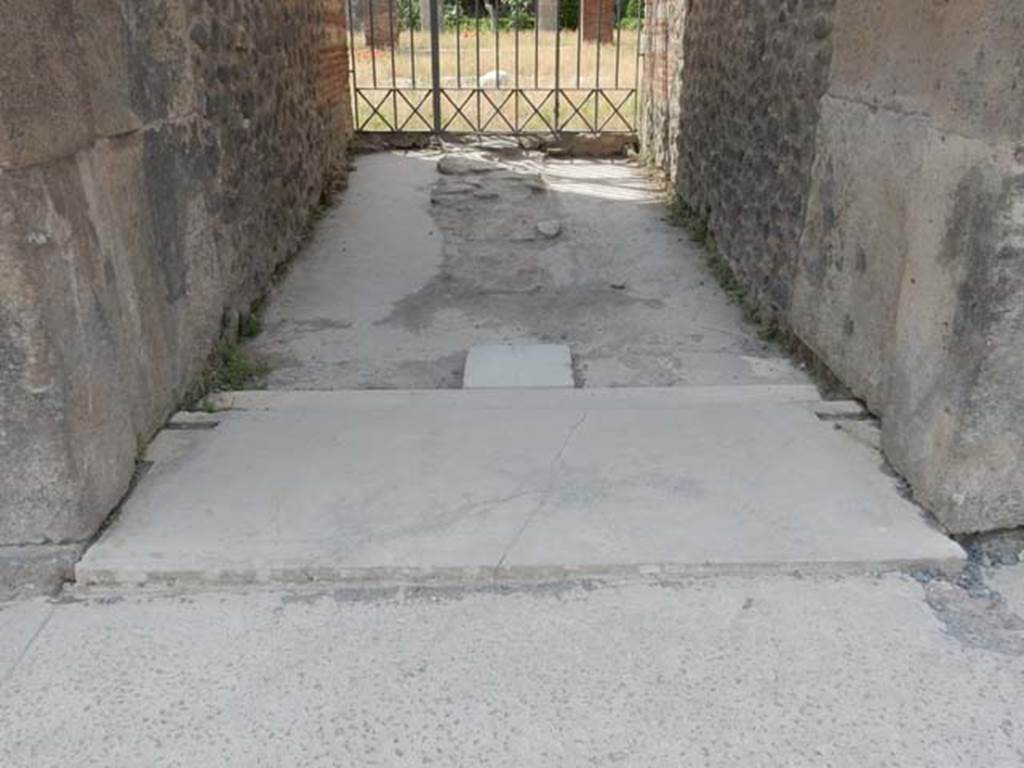 VIII.5.28 Pompeii. May 2017. Looking south along entrance corridor from entrance threshold. Photo courtesy of Buzz Ferebee.
