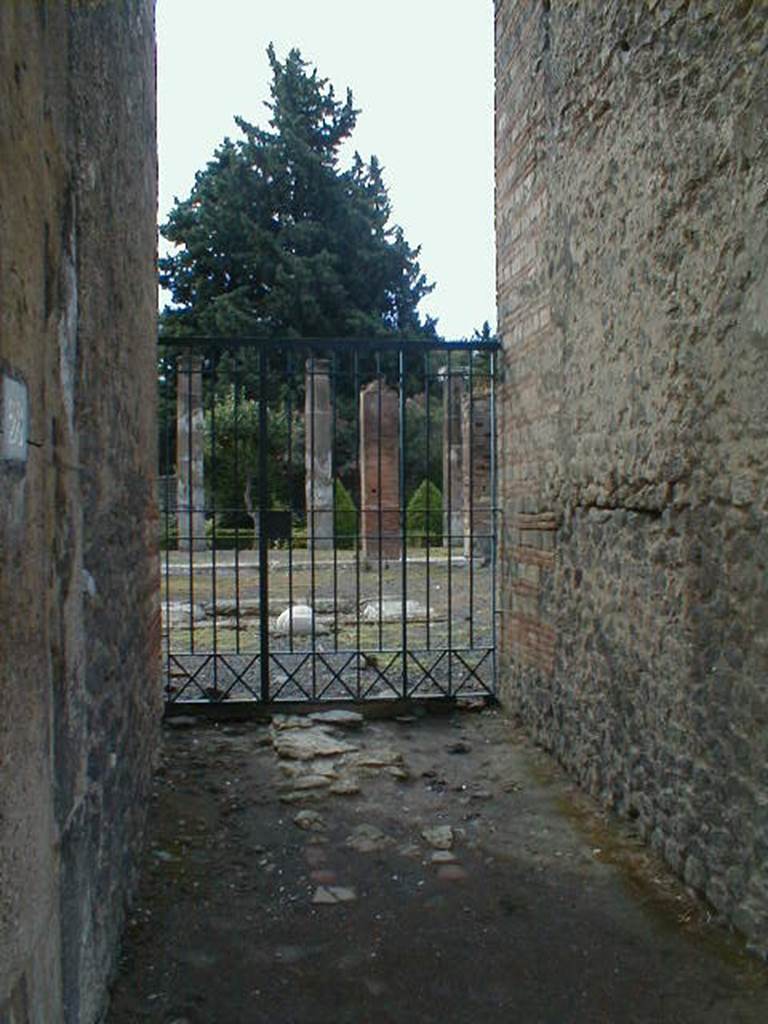 VIII.5.28 Pompeii.  September 2004.  Entrance corridor.