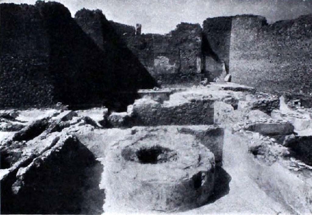 VIII.5.36 Pompeii. 1950, mens labrum and caldarium at time of excavation.
See Notizie degli Scavi di Antichit, 1950, p. 118, fig. 3.
