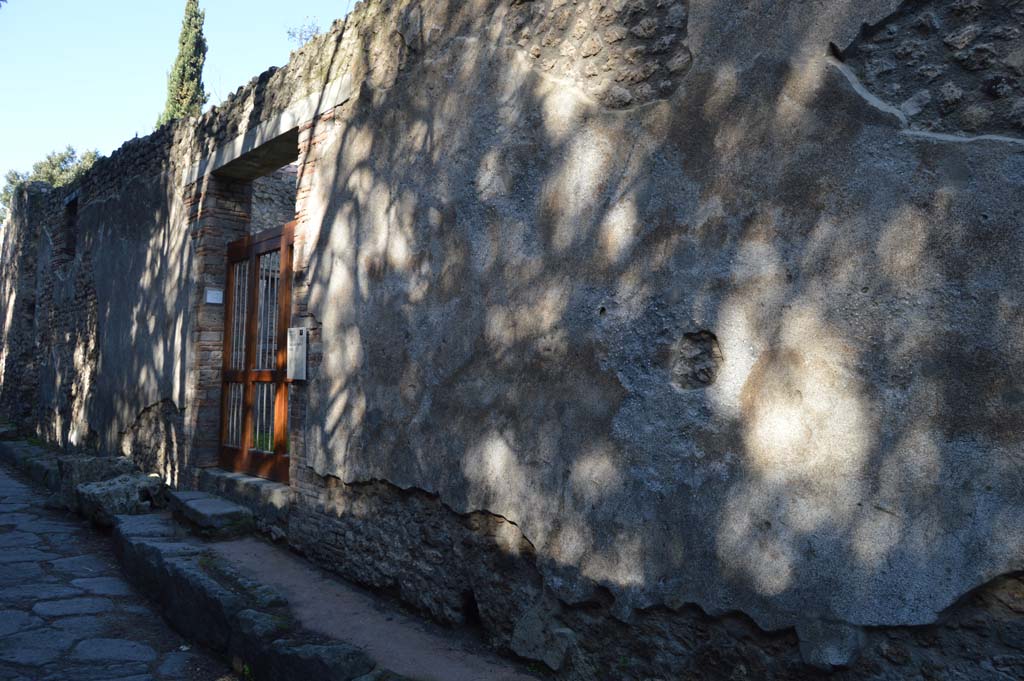 VIII.5.37 Pompeii. March 2019. Looking west towards entrance doorway on Vicolo delle Pareti Rosse.
Foto Taylor Lauritsen, ERC Grant 681269 DÉCOR.
