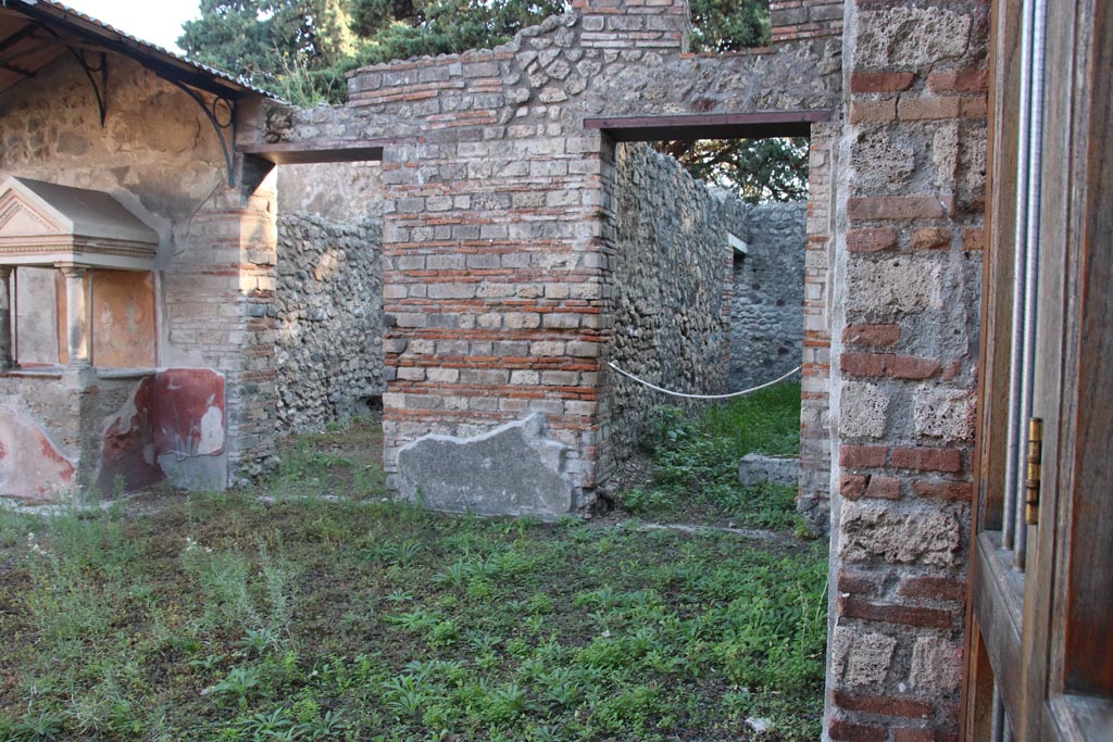 VIII.5.37 Pompeii. October 2022. Rooms 4 and 2 in south-east corner of atrium. Photo courtesy of Klaus Heese. 